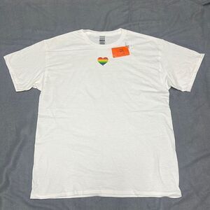 Men’s White Rainbow Heart Graphic Tee Size Large